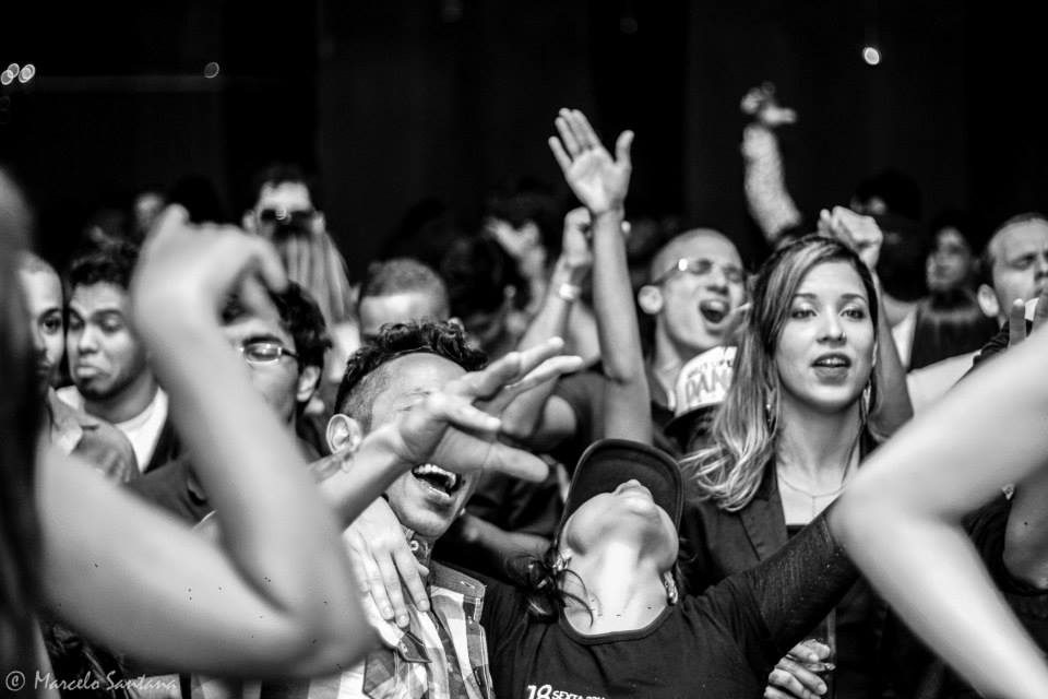 Pista emocionada na primeira edição da Drop Music Brasil em 2013, em preto e branco